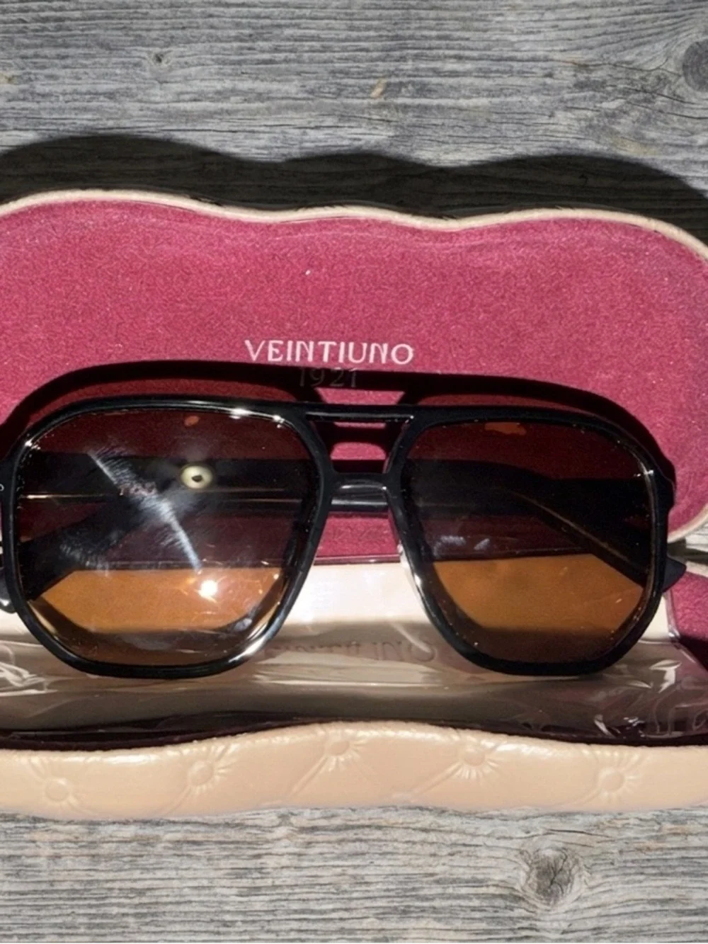 VEINTIUNO Black Sunglasses with Brown Gradient Lenses